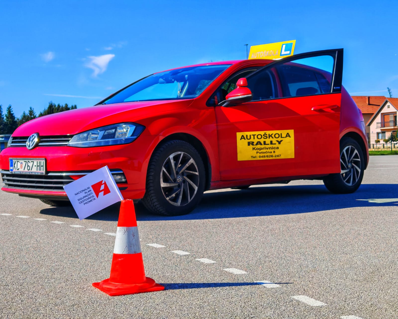 Crveni VW Golf 7 Autoškole Rally na poligonu u Koprivnici