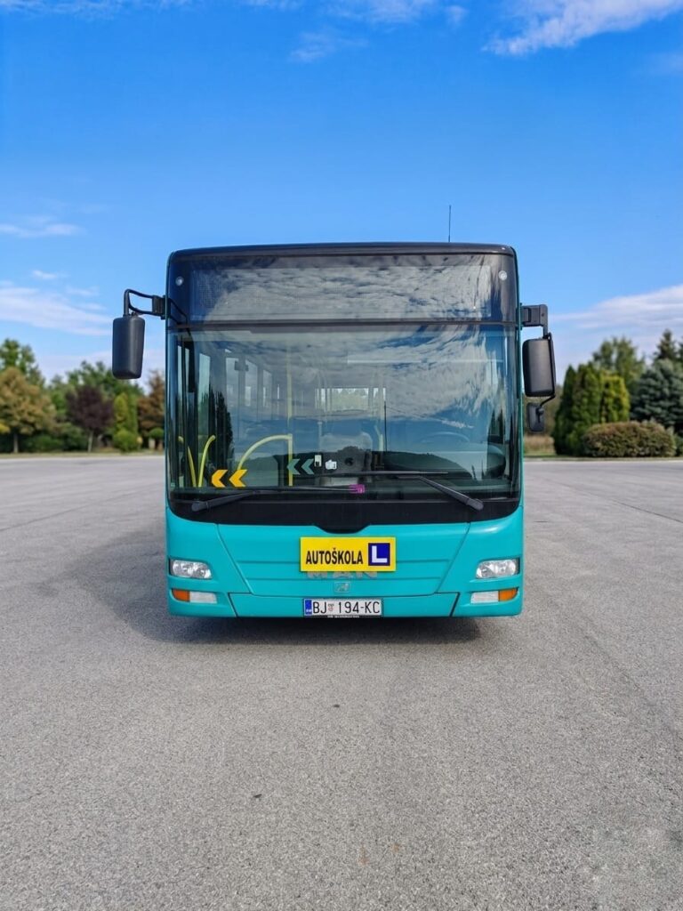 Autobus MAN s oznakom autoškole za obuku D kategorije