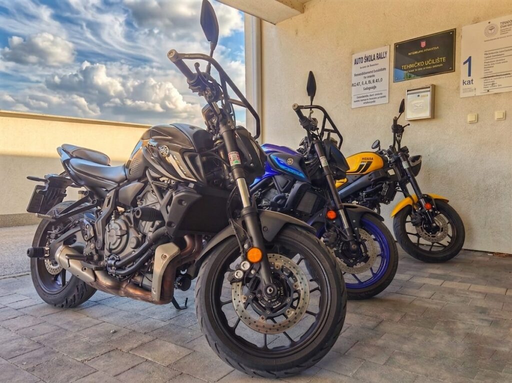 Tri motocikla Yamaha MT ispred Autoškole Rally u Koprivnici