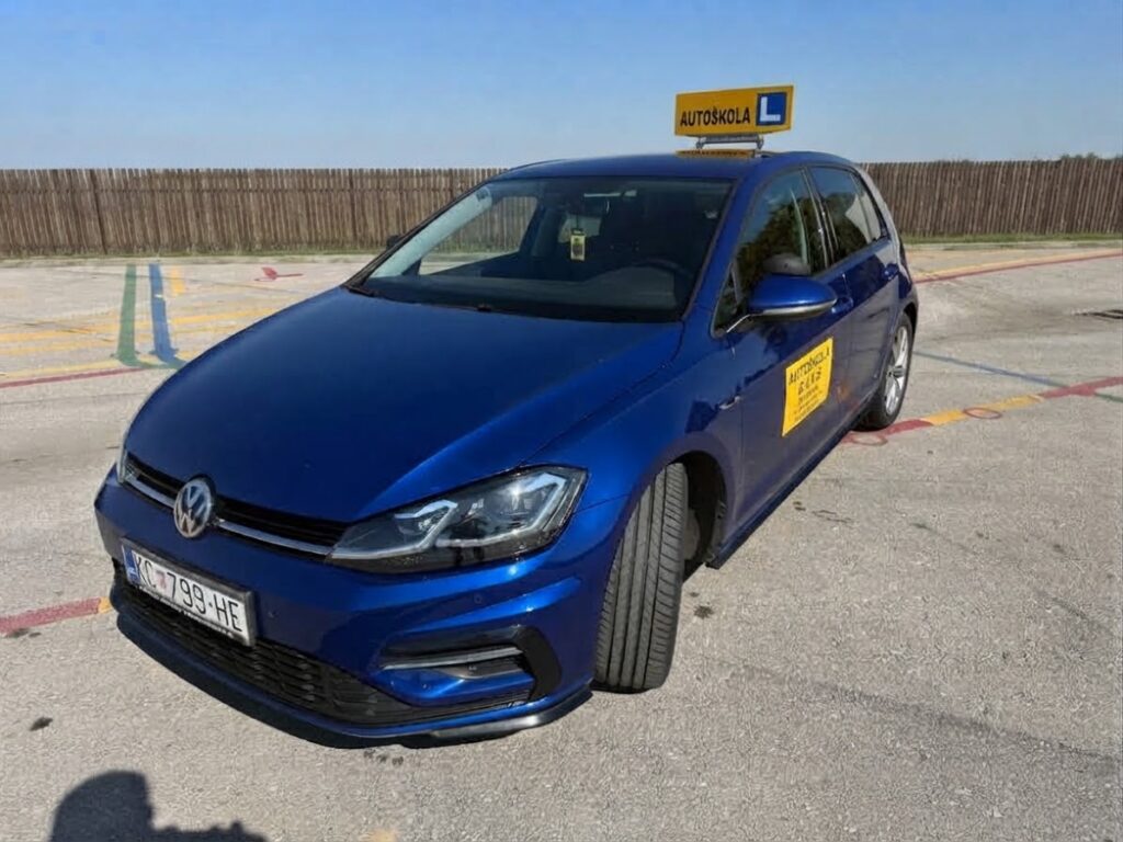Plavi VW Golf 7 Autoškole Rally za obuku B kategorije