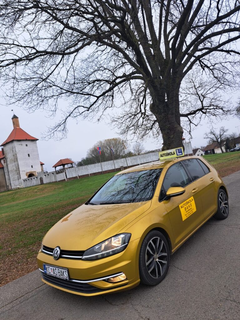 Zlatni VW Golf 7 Autoškole Rally ispred Starog grada u Đurđevcu