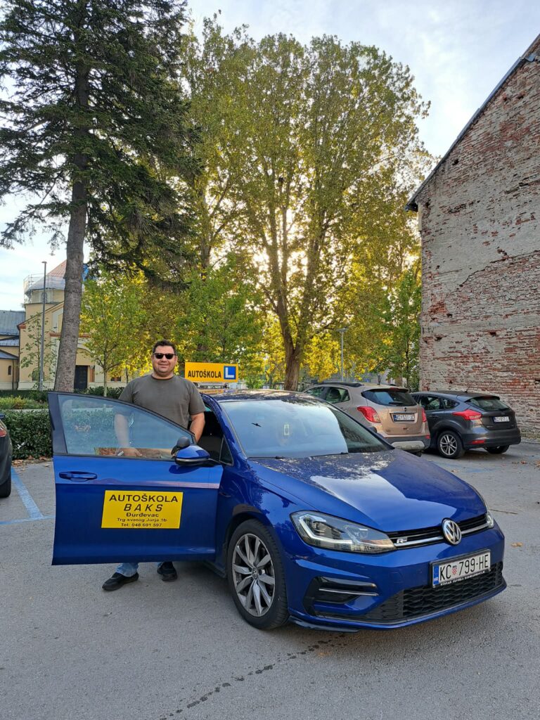 Instruktor Autoškole Rally uz plavi VW Golf u Đurđevcu